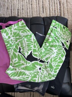 ALO Yoga Green, White & Black Tropical Leaf Leggings Sz M
